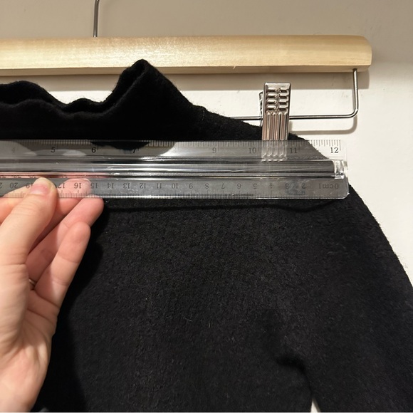 Halston 100% Extra Fine Merino Wool Black Turtleneck Sweater XS - Picture 6 of 8